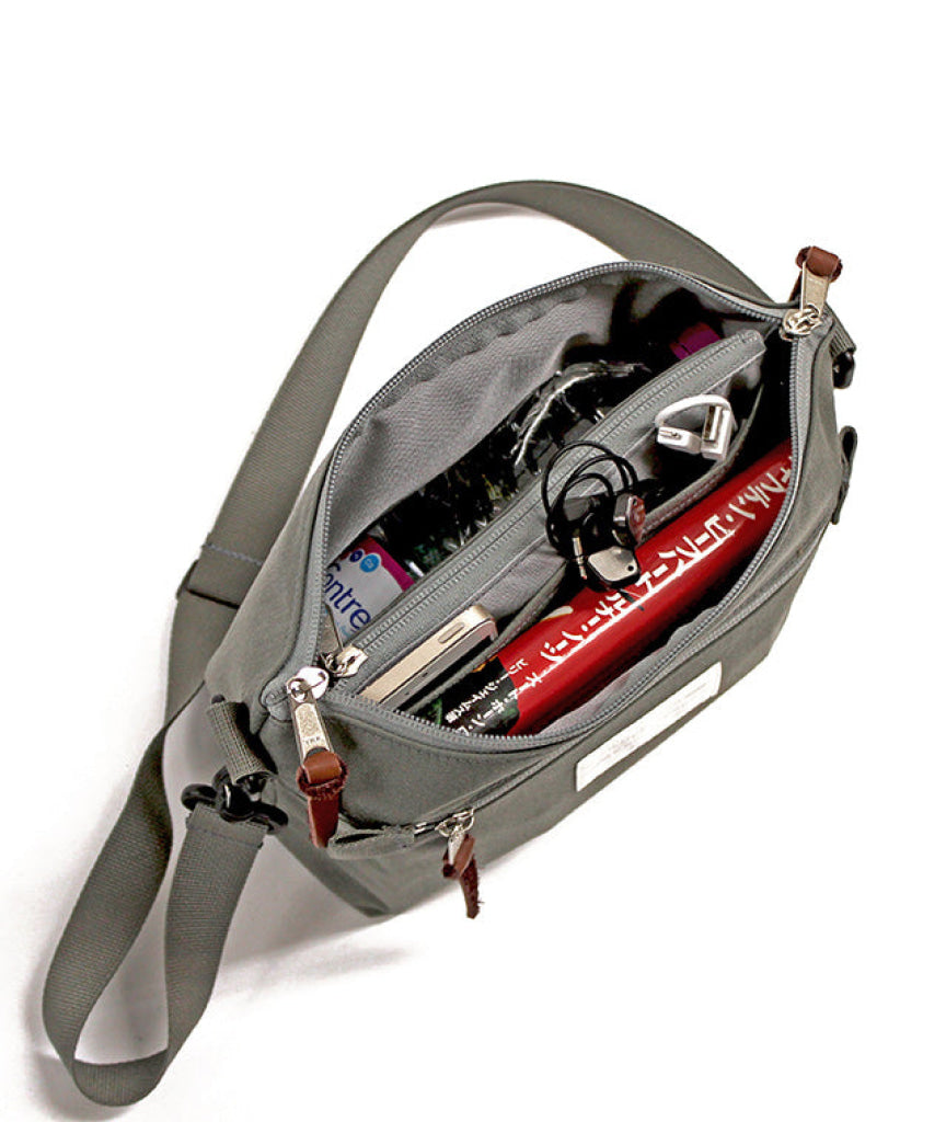 新品ノベルティ　 ショルダーバッグ❤️ Amazon | [モズ] ノベルティ付き card[公式正規品] フラップショルダー